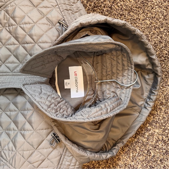 Liz Claiborne Quilted Puffer Jacket in Light Gray, Size XL, Zipper, Button, Hood - Picture 11 of 16